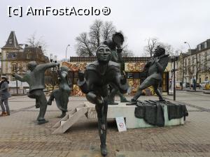 [P24] Ansamblu statuar în Piața Teatrului » foto by crismis
 - 
<span class="allrVoted glyphicon glyphicon-heart hidden" id="av1062267"></span>
<a class="m-l-10 hidden" id="sv1062267" onclick="voting_Foto_DelVot(,1062267,3489)" role="button">șterge vot <span class="glyphicon glyphicon-remove"></span></a>
<a id="v91062267" class=" c-red"  onclick="voting_Foto_SetVot(1062267)" role="button"><span class="glyphicon glyphicon-heart-empty"></span> <b>LIKE</b> = Votează poza</a> <img class="hidden"  id="f1062267W9" src="/imagini/loader.gif" border="0" /><span class="AjErrMes hidden" id="e1062267ErM"></span>