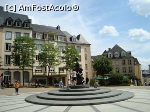 [P21] Place Clairfontaine si statuia reginei Charlotte » foto by mireille
 - 
<span class="allrVoted glyphicon glyphicon-heart hidden" id="av713735"></span>
<a class="m-l-10 hidden" id="sv713735" onclick="voting_Foto_DelVot(,713735,3489)" role="button">șterge vot <span class="glyphicon glyphicon-remove"></span></a>
<a id="v9713735" class=" c-red"  onclick="voting_Foto_SetVot(713735)" role="button"><span class="glyphicon glyphicon-heart-empty"></span> <b>LIKE</b> = Votează poza</a> <img class="hidden"  id="f713735W9" src="/imagini/loader.gif" border="0" /><span class="AjErrMes hidden" id="e713735ErM"></span>