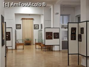 [P04] Muzeul de Artă Populară Constanța, Parterul, Holul cu expoziția de icoane pe sticlă văzut dintr-o sală din partea stângă... » foto by mprofeanu
 - 
<span class="allrVoted glyphicon glyphicon-heart hidden" id="av1522657"></span>
<a class="m-l-10 hidden" id="sv1522657" onclick="voting_Foto_DelVot(,1522657,3496)" role="button">șterge vot <span class="glyphicon glyphicon-remove"></span></a>
<a id="v91522657" class=" c-red"  onclick="voting_Foto_SetVot(1522657)" role="button"><span class="glyphicon glyphicon-heart-empty"></span> <b>LIKE</b> = Votează poza</a> <img class="hidden"  id="f1522657W9" src="/imagini/loader.gif" border="0" /><span class="AjErrMes hidden" id="e1522657ErM"></span>