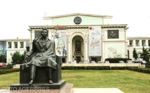 [P28] 28. George Enescu, sculptura în bronz din fața Operei Române. 1971 » foto by doinafil <span class="label label-default labelC_thin small">NEVOTABILĂ</span>