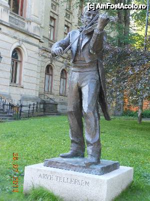 [P18] Trondheim - Statuia lui Arve Tellefsen, marele violonist norvegian născut în Trondheim.  » foto by iulianic
 - 
<span class="allrVoted glyphicon glyphicon-heart hidden" id="av486990"></span>
<a class="m-l-10 hidden" id="sv486990" onclick="voting_Foto_DelVot(,486990,3499)" role="button">șterge vot <span class="glyphicon glyphicon-remove"></span></a>
<a id="v9486990" class=" c-red"  onclick="voting_Foto_SetVot(486990)" role="button"><span class="glyphicon glyphicon-heart-empty"></span> <b>LIKE</b> = Votează poza</a> <img class="hidden"  id="f486990W9" src="/imagini/loader.gif" border="0" /><span class="AjErrMes hidden" id="e486990ErM"></span>