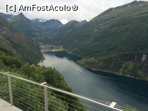 [P12] Suntem pe Drumul Vulturilor, în punctul de belvedere Cotitura Vulturului și ne uităm la fiordul și stațiunea Geiranger, patrimonii UNESCO.  » foto by Aurici
 - 
<span class="allrVoted glyphicon glyphicon-heart hidden" id="av797796"></span>
<a class="m-l-10 hidden" id="sv797796" onclick="voting_Foto_DelVot(,797796,3499)" role="button">șterge vot <span class="glyphicon glyphicon-remove"></span></a>
<a id="v9797796" class=" c-red"  onclick="voting_Foto_SetVot(797796)" role="button"><span class="glyphicon glyphicon-heart-empty"></span> <b>LIKE</b> = Votează poza</a> <img class="hidden"  id="f797796W9" src="/imagini/loader.gif" border="0" /><span class="AjErrMes hidden" id="e797796ErM"></span>