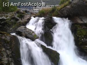 [P14] Cascada din Geiranger. Ea vine de sus, din munte, vedeți în spatele hotelului. Cursul este foarte lung și este amenajat ca o promenadă. Poteca începe chiar de pe malul fiordului.  » foto by Aurici
 - 
<span class="allrVoted glyphicon glyphicon-heart hidden" id="av797801"></span>
<a class="m-l-10 hidden" id="sv797801" onclick="voting_Foto_DelVot(,797801,3499)" role="button">șterge vot <span class="glyphicon glyphicon-remove"></span></a>
<a id="v9797801" class=" c-red"  onclick="voting_Foto_SetVot(797801)" role="button"><span class="glyphicon glyphicon-heart-empty"></span> <b>LIKE</b> = Votează poza</a> <img class="hidden"  id="f797801W9" src="/imagini/loader.gif" border="0" /><span class="AjErrMes hidden" id="e797801ErM"></span>