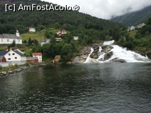 [P18] La Hellesyt s-a încheiat croaziera pe Geiranger și până la autocar am trecut pe lângă această cascadă.  » foto by Aurici
 - 
<span class="allrVoted glyphicon glyphicon-heart hidden" id="av797809"></span>
<a class="m-l-10 hidden" id="sv797809" onclick="voting_Foto_DelVot(,797809,3499)" role="button">șterge vot <span class="glyphicon glyphicon-remove"></span></a>
<a id="v9797809" class=" c-red"  onclick="voting_Foto_SetVot(797809)" role="button"><span class="glyphicon glyphicon-heart-empty"></span> <b>LIKE</b> = Votează poza</a> <img class="hidden"  id="f797809W9" src="/imagini/loader.gif" border="0" /><span class="AjErrMes hidden" id="e797809ErM"></span>