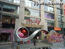 [P10] decoratiuni stradale, Shanghai » foto by station5*
 - 
<span class="allrVoted glyphicon glyphicon-heart hidden" id="av296866"></span>
<a class="m-l-10 hidden" id="sv296866" onclick="voting_Foto_DelVot(,296866,3501)" role="button">șterge vot <span class="glyphicon glyphicon-remove"></span></a>
<a id="v9296866" class=" c-red"  onclick="voting_Foto_SetVot(296866)" role="button"><span class="glyphicon glyphicon-heart-empty"></span> <b>LIKE</b> = Votează poza</a> <img class="hidden"  id="f296866W9" src="/imagini/loader.gif" border="0" /><span class="AjErrMes hidden" id="e296866ErM"></span>
