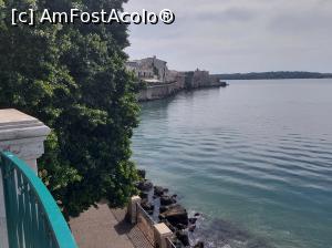 [P05] Siracusa, insula Ortigia, vedere de la Fontana și Giardino Aretussa. » foto by maryka
 - 
<span class="allrVoted glyphicon glyphicon-heart hidden" id="av1334072"></span>
<a class="m-l-10 hidden" id="sv1334072" onclick="voting_Foto_DelVot(,1334072,3509)" role="button">șterge vot <span class="glyphicon glyphicon-remove"></span></a>
<a id="v91334072" class=" c-red"  onclick="voting_Foto_SetVot(1334072)" role="button"><span class="glyphicon glyphicon-heart-empty"></span> <b>LIKE</b> = Votează poza</a> <img class="hidden"  id="f1334072W9" src="/imagini/loader.gif" border="0" /><span class="AjErrMes hidden" id="e1334072ErM"></span>