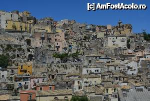 [P24] Unul din orasele baroce Caltagirone vazut din autocar » foto by marmin
 - 
<span class="allrVoted glyphicon glyphicon-heart hidden" id="av425133"></span>
<a class="m-l-10 hidden" id="sv425133" onclick="voting_Foto_DelVot(,425133,3509)" role="button">șterge vot <span class="glyphicon glyphicon-remove"></span></a>
<a id="v9425133" class=" c-red"  onclick="voting_Foto_SetVot(425133)" role="button"><span class="glyphicon glyphicon-heart-empty"></span> <b>LIKE</b> = Votează poza</a> <img class="hidden"  id="f425133W9" src="/imagini/loader.gif" border="0" /><span class="AjErrMes hidden" id="e425133ErM"></span>