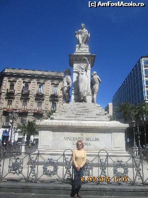 [P02] 1 mai 2015 eu si statuia lui Vicenzo Bellini, in Piazza Stescoro, centrul vechi al Cataniei.  » foto by olga
 - 
<span class="allrVoted glyphicon glyphicon-heart hidden" id="av620574"></span>
<a class="m-l-10 hidden" id="sv620574" onclick="voting_Foto_DelVot(,620574,3509)" role="button">șterge vot <span class="glyphicon glyphicon-remove"></span></a>
<a id="v9620574" class=" c-red"  onclick="voting_Foto_SetVot(620574)" role="button"><span class="glyphicon glyphicon-heart-empty"></span> <b>LIKE</b> = Votează poza</a> <img class="hidden"  id="f620574W9" src="/imagini/loader.gif" border="0" /><span class="AjErrMes hidden" id="e620574ErM"></span>