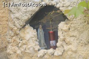 [P01] Dacă mergi trei zile în sus şi în jos, la dreapta si la stânga prin Mesina, dacă esti voios si dacă ai noroc, poti vedea un mic altar în peretele unei case.Dacă nu, privirea  e furată de gunoaie.Poţi alege, că e democraţie.Norocul mai e si cu amfostacolo. » foto by bmpetre
 - 
<span class="allrVoted glyphicon glyphicon-heart hidden" id="av868450"></span>
<a class="m-l-10 hidden" id="sv868450" onclick="voting_Foto_DelVot(,868450,3509)" role="button">șterge vot <span class="glyphicon glyphicon-remove"></span></a>
<a id="v9868450" class=" c-red"  onclick="voting_Foto_SetVot(868450)" role="button"><span class="glyphicon glyphicon-heart-empty"></span> <b>LIKE</b> = Votează poza</a> <img class="hidden"  id="f868450W9" src="/imagini/loader.gif" border="0" /><span class="AjErrMes hidden" id="e868450ErM"></span>