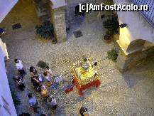 [P11] Curtea centrala a castelului . Moastele pregatite pentru procesiune . » foto by cronung
 - 
<span class="allrVoted glyphicon glyphicon-heart hidden" id="av20368"></span>
<a class="m-l-10 hidden" id="sv20368" onclick="voting_Foto_DelVot(,20368,3510)" role="button">șterge vot <span class="glyphicon glyphicon-remove"></span></a>
<a id="v920368" class=" c-red"  onclick="voting_Foto_SetVot(20368)" role="button"><span class="glyphicon glyphicon-heart-empty"></span> <b>LIKE</b> = Votează poza</a> <img class="hidden"  id="f20368W9" src="/imagini/loader.gif" border="0" /><span class="AjErrMes hidden" id="e20368ErM"></span>