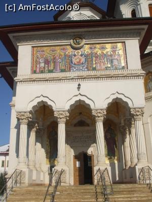 [P32] Mănăstirea Duminica Sfinților Români - Biserica, intrarea. » foto by iulianic
 - 
<span class="allrVoted glyphicon glyphicon-heart hidden" id="av1215846"></span>
<a class="m-l-10 hidden" id="sv1215846" onclick="voting_Foto_DelVot(,1215846,3511)" role="button">șterge vot <span class="glyphicon glyphicon-remove"></span></a>
<a id="v91215846" class=" c-red"  onclick="voting_Foto_SetVot(1215846)" role="button"><span class="glyphicon glyphicon-heart-empty"></span> <b>LIKE</b> = Votează poza</a> <img class="hidden"  id="f1215846W9" src="/imagini/loader.gif" border="0" /><span class="AjErrMes hidden" id="e1215846ErM"></span>