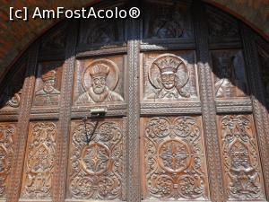 [P42] Mănăstirea Plumbuita - Poarta sculptată cu chipurile domnitorilor Matei Basarab, Constantin Brâncoveanu, Ștefan cel Mare și Petru cel Tânăr. » foto by iulianic
 - 
<span class="allrVoted glyphicon glyphicon-heart hidden" id="av1215856"></span>
<a class="m-l-10 hidden" id="sv1215856" onclick="voting_Foto_DelVot(,1215856,3511)" role="button">șterge vot <span class="glyphicon glyphicon-remove"></span></a>
<a id="v91215856" class=" c-red"  onclick="voting_Foto_SetVot(1215856)" role="button"><span class="glyphicon glyphicon-heart-empty"></span> <b>LIKE</b> = Votează poza</a> <img class="hidden"  id="f1215856W9" src="/imagini/loader.gif" border="0" /><span class="AjErrMes hidden" id="e1215856ErM"></span>