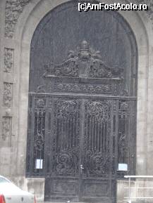 [P03] Palatul Bursei- masiva usa de la intrarea principala » foto by Diaura*
 - 
<span class="allrVoted glyphicon glyphicon-heart hidden" id="av36930"></span>
<a class="m-l-10 hidden" id="sv36930" onclick="voting_Foto_DelVot(,36930,3511)" role="button">șterge vot <span class="glyphicon glyphicon-remove"></span></a>
<a id="v936930" class=" c-red"  onclick="voting_Foto_SetVot(36930)" role="button"><span class="glyphicon glyphicon-heart-empty"></span> <b>LIKE</b> = Votează poza</a> <img class="hidden"  id="f36930W9" src="/imagini/loader.gif" border="0" /><span class="AjErrMes hidden" id="e36930ErM"></span>
