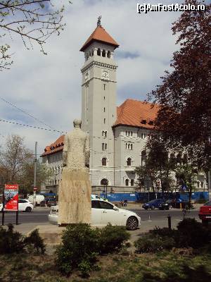 [P04] Titulescu (bustul) şi 'Pandelică' stau faţă în faţă la intrarea pe Bd. Banu Manta » foto by Carmen Ion
 - 
<span class="allrVoted glyphicon glyphicon-heart hidden" id="av609463"></span>
<a class="m-l-10 hidden" id="sv609463" onclick="voting_Foto_DelVot(,609463,3511)" role="button">șterge vot <span class="glyphicon glyphicon-remove"></span></a>
<a id="v9609463" class=" c-red"  onclick="voting_Foto_SetVot(609463)" role="button"><span class="glyphicon glyphicon-heart-empty"></span> <b>LIKE</b> = Votează poza</a> <img class="hidden"  id="f609463W9" src="/imagini/loader.gif" border="0" /><span class="AjErrMes hidden" id="e609463ErM"></span>