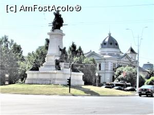 [P05] Statuia lui I.C. Brătianu în rondul din centrul Pieţii Universităţii » foto by Michi
 - 
<span class="allrVoted glyphicon glyphicon-heart hidden" id="av1310270"></span>
<a class="m-l-10 hidden" id="sv1310270" onclick="voting_Foto_DelVot(,1310270,3511)" role="button">șterge vot <span class="glyphicon glyphicon-remove"></span></a>
<a id="v91310270" class=" c-red"  onclick="voting_Foto_SetVot(1310270)" role="button"><span class="glyphicon glyphicon-heart-empty"></span> <b>LIKE</b> = Votează poza</a> <img class="hidden"  id="f1310270W9" src="/imagini/loader.gif" border="0" /><span class="AjErrMes hidden" id="e1310270ErM"></span>