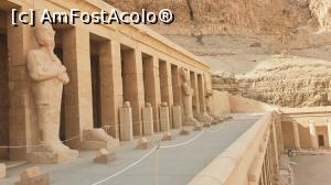 [P16] Templul reginei Hatshepsut - coloane din dreapra intrării și statuia faraon-bărbat » foto by k-lator
 - 
<span class="allrVoted glyphicon glyphicon-heart hidden" id="av1227452"></span>
<a class="m-l-10 hidden" id="sv1227452" onclick="voting_Foto_DelVot(,1227452,3529)" role="button">șterge vot <span class="glyphicon glyphicon-remove"></span></a>
<a id="v91227452" class=" c-red"  onclick="voting_Foto_SetVot(1227452)" role="button"><span class="glyphicon glyphicon-heart-empty"></span> <b>LIKE</b> = Votează poza</a> <img class="hidden"  id="f1227452W9" src="/imagini/loader.gif" border="0" /><span class="AjErrMes hidden" id="e1227452ErM"></span>