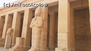 [P50] Templul reginei Hatshepsut - coloane din st&acirc;nga intrării și statuia faraon-bărbat » foto by k-lator
 - 
<span class="allrVoted glyphicon glyphicon-heart hidden" id="av1227486"></span>
<a class="m-l-10 hidden" id="sv1227486" onclick="voting_Foto_DelVot(,1227486,3529)" role="button">șterge vot <span class="glyphicon glyphicon-remove"></span></a>
<a id="v91227486" class=" c-red"  onclick="voting_Foto_SetVot(1227486)" role="button"><span class="glyphicon glyphicon-heart-empty"></span> <b>LIKE</b> = Votează poza</a> <img class="hidden"  id="f1227486W9" src="/imagini/loader.gif" border="0" /><span class="AjErrMes hidden" id="e1227486ErM"></span>