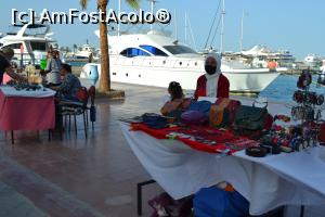 [P31] Localnică cu marfa expusă la promenada de la Hurghada Marina » foto by AZE
 - 
<span class="allrVoted glyphicon glyphicon-heart hidden" id="av1222751"></span>
<a class="m-l-10 hidden" id="sv1222751" onclick="voting_Foto_DelVot(,1222751,3529)" role="button">șterge vot <span class="glyphicon glyphicon-remove"></span></a>
<a id="v91222751" class=" c-red"  onclick="voting_Foto_SetVot(1222751)" role="button"><span class="glyphicon glyphicon-heart-empty"></span> <b>LIKE</b> = Votează poza</a> <img class="hidden"  id="f1222751W9" src="/imagini/loader.gif" border="0" /><span class="AjErrMes hidden" id="e1222751ErM"></span>