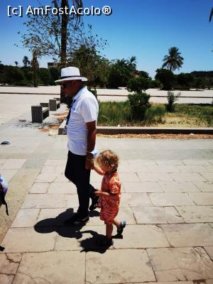 [P14] Ghidul din excursia la Luxor, Osama, facandu-si meseria cu baietelul nostru de mana » foto by Bubbles91
 - 
<span class="allrVoted glyphicon glyphicon-heart hidden" id="av1234197"></span>
<a class="m-l-10 hidden" id="sv1234197" onclick="voting_Foto_DelVot(,1234197,3529)" role="button">șterge vot <span class="glyphicon glyphicon-remove"></span></a>
<a id="v91234197" class=" c-red"  onclick="voting_Foto_SetVot(1234197)" role="button"><span class="glyphicon glyphicon-heart-empty"></span> <b>LIKE</b> = Votează poza</a> <img class="hidden"  id="f1234197W9" src="/imagini/loader.gif" border="0" /><span class="AjErrMes hidden" id="e1234197ErM"></span>