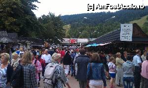 [P15] Aglomeraţie în piaţa din faţa funicularului Gubalowka. Zakopane, Polonia.  » foto by traian.leuca †
 - 
<span class="allrVoted glyphicon glyphicon-heart hidden" id="av488658"></span>
<a class="m-l-10 hidden" id="sv488658" onclick="voting_Foto_DelVot(,488658,3535)" role="button">șterge vot <span class="glyphicon glyphicon-remove"></span></a>
<a id="v9488658" class=" c-red"  onclick="voting_Foto_SetVot(488658)" role="button"><span class="glyphicon glyphicon-heart-empty"></span> <b>LIKE</b> = Votează poza</a> <img class="hidden"  id="f488658W9" src="/imagini/loader.gif" border="0" /><span class="AjErrMes hidden" id="e488658ErM"></span>