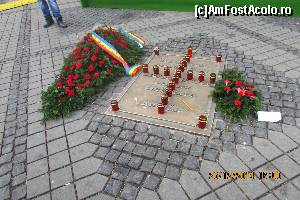 [P07] Omagiu Eroilor Revolutiei din Decembrie, in Piata Mare din Sibiu » foto by crismis
 - 
<span class="allrVoted glyphicon glyphicon-heart hidden" id="av593332"></span>
<a class="m-l-10 hidden" id="sv593332" onclick="voting_Foto_DelVot(,593332,3541)" role="button">șterge vot <span class="glyphicon glyphicon-remove"></span></a>
<a id="v9593332" class=" c-red"  onclick="voting_Foto_SetVot(593332)" role="button"><span class="glyphicon glyphicon-heart-empty"></span> <b>LIKE</b> = Votează poza</a> <img class="hidden"  id="f593332W9" src="/imagini/loader.gif" border="0" /><span class="AjErrMes hidden" id="e593332ErM"></span>