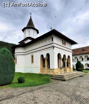 [P18] Mănăstirea Sâmbăta » foto by BOGDAN DSN
 - 
<span class="allrVoted glyphicon glyphicon-heart hidden" id="av1191772"></span>
<a class="m-l-10 hidden" id="sv1191772" onclick="voting_Foto_DelVot(,1191772,3541)" role="button">șterge vot <span class="glyphicon glyphicon-remove"></span></a>
<a id="v91191772" class=" c-red"  onclick="voting_Foto_SetVot(1191772)" role="button"><span class="glyphicon glyphicon-heart-empty"></span> <b>LIKE</b> = Votează poza</a> <img class="hidden"  id="f1191772W9" src="/imagini/loader.gif" border="0" /><span class="AjErrMes hidden" id="e1191772ErM"></span>