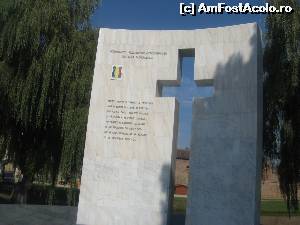 [P18] 'Monumentul Rezistentei Anticomuniste din Tara Fagarasului', aflat chiar in fata cetatii din Fagaras » foto by dorgo
 - 
<span class="allrVoted glyphicon glyphicon-heart hidden" id="av682249"></span>
<a class="m-l-10 hidden" id="sv682249" onclick="voting_Foto_DelVot(,682249,3541)" role="button">șterge vot <span class="glyphicon glyphicon-remove"></span></a>
<a id="v9682249" class=" c-red"  onclick="voting_Foto_SetVot(682249)" role="button"><span class="glyphicon glyphicon-heart-empty"></span> <b>LIKE</b> = Votează poza</a> <img class="hidden"  id="f682249W9" src="/imagini/loader.gif" border="0" /><span class="AjErrMes hidden" id="e682249ErM"></span>