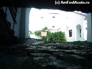 [P20] Curtea interioara a cetatii din Brasov, se distinge un tun si o harta cu planul cetatii (fotografie realizata pe sub poarta cetatii)  » foto by dorgo
 - 
<span class="allrVoted glyphicon glyphicon-heart hidden" id="av682251"></span>
<a class="m-l-10 hidden" id="sv682251" onclick="voting_Foto_DelVot(,682251,3541)" role="button">șterge vot <span class="glyphicon glyphicon-remove"></span></a>
<a id="v9682251" class=" c-red"  onclick="voting_Foto_SetVot(682251)" role="button"><span class="glyphicon glyphicon-heart-empty"></span> <b>LIKE</b> = Votează poza</a> <img class="hidden"  id="f682251W9" src="/imagini/loader.gif" border="0" /><span class="AjErrMes hidden" id="e682251ErM"></span>