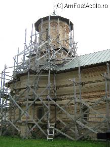 [P11] biserica Manastirii Polovragi, ctitorita pe la 1504-1505 de catre domnitorul Radu cel Mare, avandu-l ca al doilea ctitor pe domnitorul Constantin Brancoveanu, care a rascumparat biserica pe 3 pungi de galbeni de la Patriarhul Ierusalimului( fata bisericii este reconstruita in stil brancovenesc) » foto by adria
 - 
<span class="allrVoted glyphicon glyphicon-heart hidden" id="av90126"></span>
<a class="m-l-10 hidden" id="sv90126" onclick="voting_Foto_DelVot(,90126,3541)" role="button">șterge vot <span class="glyphicon glyphicon-remove"></span></a>
<a id="v990126" class=" c-red"  onclick="voting_Foto_SetVot(90126)" role="button"><span class="glyphicon glyphicon-heart-empty"></span> <b>LIKE</b> = Votează poza</a> <img class="hidden"  id="f90126W9" src="/imagini/loader.gif" border="0" /><span class="AjErrMes hidden" id="e90126ErM"></span>