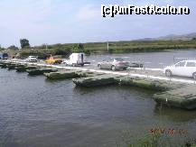 [P01] Trecerea Mureşului pe podul de pontoane printre maşini. Nu am încurcat circulaţia pentru că am avut loc suficient şi în caz de ceva, aveam şi locuri de refugiu pe pontoanele mei lungi. » foto by abbilbal*
 - 
<span class="allrVoted glyphicon glyphicon-heart hidden" id="av136721"></span>
<a class="m-l-10 hidden" id="sv136721" onclick="voting_Foto_DelVot(,136721,3541)" role="button">șterge vot <span class="glyphicon glyphicon-remove"></span></a>
<a id="v9136721" class=" c-red"  onclick="voting_Foto_SetVot(136721)" role="button"><span class="glyphicon glyphicon-heart-empty"></span> <b>LIKE</b> = Votează poza</a> <img class="hidden"  id="f136721W9" src="/imagini/loader.gif" border="0" /><span class="AjErrMes hidden" id="e136721ErM"></span>