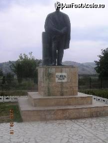 [P10] Statuia lui Lucian Blaga situată în Lancrăm, lângă Drumul Ţării, pe partea dreaptă cum se vine de la Sebeş şi stânga, dacă se vine de la Alba iulia. » foto by abbilbal*
 - 
<span class="allrVoted glyphicon glyphicon-heart hidden" id="av136742"></span>
<a class="m-l-10 hidden" id="sv136742" onclick="voting_Foto_DelVot(,136742,3541)" role="button">șterge vot <span class="glyphicon glyphicon-remove"></span></a>
<a id="v9136742" class=" c-red"  onclick="voting_Foto_SetVot(136742)" role="button"><span class="glyphicon glyphicon-heart-empty"></span> <b>LIKE</b> = Votează poza</a> <img class="hidden"  id="f136742W9" src="/imagini/loader.gif" border="0" /><span class="AjErrMes hidden" id="e136742ErM"></span>
