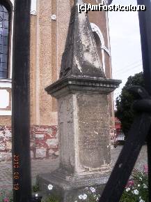 [P25] Un monument din curtea bisericii. Probabil biserica a fost şi greco-catolică. » foto by abbilbal*
 - 
<span class="allrVoted glyphicon glyphicon-heart hidden" id="av136768"></span>
<a class="m-l-10 hidden" id="sv136768" onclick="voting_Foto_DelVot(,136768,3541)" role="button">șterge vot <span class="glyphicon glyphicon-remove"></span></a>
<a id="v9136768" class=" c-red"  onclick="voting_Foto_SetVot(136768)" role="button"><span class="glyphicon glyphicon-heart-empty"></span> <b>LIKE</b> = Votează poza</a> <img class="hidden"  id="f136768W9" src="/imagini/loader.gif" border="0" /><span class="AjErrMes hidden" id="e136768ErM"></span>