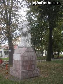 [P43] Statuie în memoria eroilor. » foto by abbilbal*
 - 
<span class="allrVoted glyphicon glyphicon-heart hidden" id="av136786"></span>
<a class="m-l-10 hidden" id="sv136786" onclick="voting_Foto_DelVot(,136786,3541)" role="button">șterge vot <span class="glyphicon glyphicon-remove"></span></a>
<a id="v9136786" class=" c-red"  onclick="voting_Foto_SetVot(136786)" role="button"><span class="glyphicon glyphicon-heart-empty"></span> <b>LIKE</b> = Votează poza</a> <img class="hidden"  id="f136786W9" src="/imagini/loader.gif" border="0" /><span class="AjErrMes hidden" id="e136786ErM"></span>