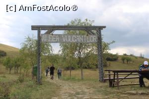 [P02] Buzău, Vulcanii Noroioși, Pâclele Mici, Intrarea pe „Aleea Vulcanilor” » foto by mprofeanu
 - 
<span class="allrVoted glyphicon glyphicon-heart hidden" id="av1410353"></span>
<a class="m-l-10 hidden" id="sv1410353" onclick="voting_Foto_DelVot(,1410353,3566)" role="button">șterge vot <span class="glyphicon glyphicon-remove"></span></a>
<a id="v91410353" class=" c-red"  onclick="voting_Foto_SetVot(1410353)" role="button"><span class="glyphicon glyphicon-heart-empty"></span> <b>LIKE</b> = Votează poza</a> <img class="hidden"  id="f1410353W9" src="/imagini/loader.gif" border="0" /><span class="AjErrMes hidden" id="e1410353ErM"></span>