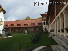 [P11] M.Viforâta - curte interioară ; observaţi stilul brâncovenesc al construcţiilor » foto by alela
 - 
<span class="allrVoted glyphicon glyphicon-heart hidden" id="av21948"></span>
<a class="m-l-10 hidden" id="sv21948" onclick="voting_Foto_DelVot(,21948,3568)" role="button">șterge vot <span class="glyphicon glyphicon-remove"></span></a>
<a id="v921948" class=" c-red"  onclick="voting_Foto_SetVot(21948)" role="button"><span class="glyphicon glyphicon-heart-empty"></span> <b>LIKE</b> = Votează poza</a> <img class="hidden"  id="f21948W9" src="/imagini/loader.gif" border="0" /><span class="AjErrMes hidden" id="e21948ErM"></span>