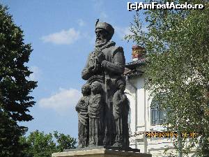 [P13] Constantin Brancoveanu si 3 din fii sai, statuie in fata Primariei.  » foto by elviramvio
 - 
<span class="allrVoted glyphicon glyphicon-heart hidden" id="av662592"></span>
<a class="m-l-10 hidden" id="sv662592" onclick="voting_Foto_DelVot(,662592,3568)" role="button">șterge vot <span class="glyphicon glyphicon-remove"></span></a>
<a id="v9662592" class=" c-red"  onclick="voting_Foto_SetVot(662592)" role="button"><span class="glyphicon glyphicon-heart-empty"></span> <b>LIKE</b> = Votează poza</a> <img class="hidden"  id="f662592W9" src="/imagini/loader.gif" border="0" /><span class="AjErrMes hidden" id="e662592ErM"></span>