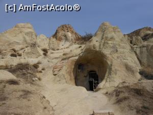 [P10] Göreme - Muzeul în aer liber. Intrarea în biserica din stâncă.  » foto by iulianic
 - 
<span class="allrVoted glyphicon glyphicon-heart hidden" id="av1123370"></span>
<a class="m-l-10 hidden" id="sv1123370" onclick="voting_Foto_DelVot(,1123370,3573)" role="button">șterge vot <span class="glyphicon glyphicon-remove"></span></a>
<a id="v91123370" class=" c-red"  onclick="voting_Foto_SetVot(1123370)" role="button"><span class="glyphicon glyphicon-heart-empty"></span> <b>LIKE</b> = Votează poza</a> <img class="hidden"  id="f1123370W9" src="/imagini/loader.gif" border="0" /><span class="AjErrMes hidden" id="e1123370ErM"></span>