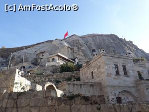 [P48] Platforma din Göreme (acolo unde este steagul Turciei), de unde se vede cel mai bine spectacolul baloanelor.  » foto by Aurici
 - 
<span class="allrVoted glyphicon glyphicon-heart hidden" id="av1056549"></span>
<a class="m-l-10 hidden" id="sv1056549" onclick="voting_Foto_DelVot(,1056549,3573)" role="button">șterge vot <span class="glyphicon glyphicon-remove"></span></a>
<a id="v91056549" class=" c-red"  onclick="voting_Foto_SetVot(1056549)" role="button"><span class="glyphicon glyphicon-heart-empty"></span> <b>LIKE</b> = Votează poza</a> <img class="hidden"  id="f1056549W9" src="/imagini/loader.gif" border="0" /><span class="AjErrMes hidden" id="e1056549ErM"></span>