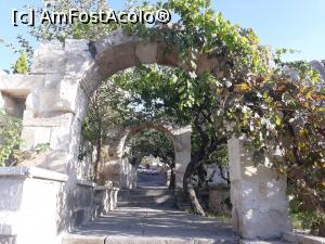 [P54] Anatolian Houses, casa prin care treceam ca să ajungem sus, pe platformă.  » foto by Aurici
 - 
<span class="allrVoted glyphicon glyphicon-heart hidden" id="av1056556"></span>
<a class="m-l-10 hidden" id="sv1056556" onclick="voting_Foto_DelVot(,1056556,3573)" role="button">șterge vot <span class="glyphicon glyphicon-remove"></span></a>
<a id="v91056556" class=" c-red"  onclick="voting_Foto_SetVot(1056556)" role="button"><span class="glyphicon glyphicon-heart-empty"></span> <b>LIKE</b> = Votează poza</a> <img class="hidden"  id="f1056556W9" src="/imagini/loader.gif" border="0" /><span class="AjErrMes hidden" id="e1056556ErM"></span>