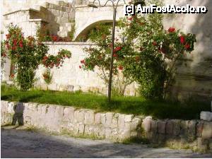 [P14] Multe construcţii, vizibil noi, ce îmbinau modernul cu formele de teren aveau flori frumoase alături » foto by iccata
 - 
<span class="allrVoted glyphicon glyphicon-heart hidden" id="av456109"></span>
<a class="m-l-10 hidden" id="sv456109" onclick="voting_Foto_DelVot(,456109,3573)" role="button">șterge vot <span class="glyphicon glyphicon-remove"></span></a>
<a id="v9456109" class=" c-red"  onclick="voting_Foto_SetVot(456109)" role="button"><span class="glyphicon glyphicon-heart-empty"></span> <b>LIKE</b> = Votează poza</a> <img class="hidden"  id="f456109W9" src="/imagini/loader.gif" border="0" /><span class="AjErrMes hidden" id="e456109ErM"></span>