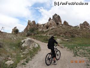 [P124] Mountain bike prin Goreme » foto by nickro
 - 
<span class="allrVoted glyphicon glyphicon-heart hidden" id="av509793"></span>
<a class="m-l-10 hidden" id="sv509793" onclick="voting_Foto_DelVot(,509793,3573)" role="button">șterge vot <span class="glyphicon glyphicon-remove"></span></a>
<a id="v9509793" class=" c-red"  onclick="voting_Foto_SetVot(509793)" role="button"><span class="glyphicon glyphicon-heart-empty"></span> <b>LIKE</b> = Votează poza</a> <img class="hidden"  id="f509793W9" src="/imagini/loader.gif" border="0" /><span class="AjErrMes hidden" id="e509793ErM"></span>