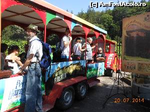 [P01] La Cetatea Râşnov - Minicarul cu turişti este gata pentru urcuşul la cetate.  » foto by iulianic
 - 
<span class="allrVoted glyphicon glyphicon-heart hidden" id="av540847"></span>
<a class="m-l-10 hidden" id="sv540847" onclick="voting_Foto_DelVot(,540847,3588)" role="button">șterge vot <span class="glyphicon glyphicon-remove"></span></a>
<a id="v9540847" class=" c-red"  onclick="voting_Foto_SetVot(540847)" role="button"><span class="glyphicon glyphicon-heart-empty"></span> <b>LIKE</b> = Votează poza</a> <img class="hidden"  id="f540847W9" src="/imagini/loader.gif" border="0" /><span class="AjErrMes hidden" id="e540847ErM"></span>