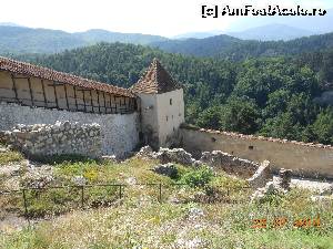 [P33] La Cetatea Râşnov - Ruine şi zid refăcut.  » foto by iulianic
 - 
<span class="allrVoted glyphicon glyphicon-heart hidden" id="av540879"></span>
<a class="m-l-10 hidden" id="sv540879" onclick="voting_Foto_DelVot(,540879,3588)" role="button">șterge vot <span class="glyphicon glyphicon-remove"></span></a>
<a id="v9540879" class=" c-red"  onclick="voting_Foto_SetVot(540879)" role="button"><span class="glyphicon glyphicon-heart-empty"></span> <b>LIKE</b> = Votează poza</a> <img class="hidden"  id="f540879W9" src="/imagini/loader.gif" border="0" /><span class="AjErrMes hidden" id="e540879ErM"></span>