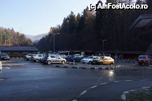 [P10] Parcarea de unde se urcă mai departe la cetate. Aici este lotul din dreapta, înconjurat cu gherete de unde se cumpără suveniruri.  » foto by Utube
 - 
<span class="allrVoted glyphicon glyphicon-heart hidden" id="av395061"></span>
<a class="m-l-10 hidden" id="sv395061" onclick="voting_Foto_DelVot(,395061,3588)" role="button">șterge vot <span class="glyphicon glyphicon-remove"></span></a>
<a id="v9395061" class=" c-red"  onclick="voting_Foto_SetVot(395061)" role="button"><span class="glyphicon glyphicon-heart-empty"></span> <b>LIKE</b> = Votează poza</a> <img class="hidden"  id="f395061W9" src="/imagini/loader.gif" border="0" /><span class="AjErrMes hidden" id="e395061ErM"></span>