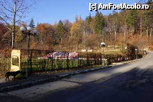 [P12] Drumul care urcă la cetate. În stânga se vede stadionul de fotbal.  » foto by Utube
 - 
<span class="allrVoted glyphicon glyphicon-heart hidden" id="av395063"></span>
<a class="m-l-10 hidden" id="sv395063" onclick="voting_Foto_DelVot(,395063,3588)" role="button">șterge vot <span class="glyphicon glyphicon-remove"></span></a>
<a id="v9395063" class=" c-red"  onclick="voting_Foto_SetVot(395063)" role="button"><span class="glyphicon glyphicon-heart-empty"></span> <b>LIKE</b> = Votează poza</a> <img class="hidden"  id="f395063W9" src="/imagini/loader.gif" border="0" /><span class="AjErrMes hidden" id="e395063ErM"></span>