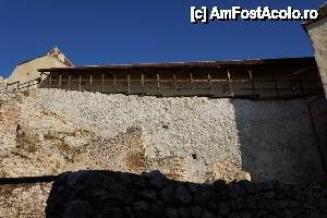 [P50] Zidul și culoarul de legătură dintre Turnul Armelor, în dreapta și Turnul Pentagonal, în stânga.  » foto by Utube
 - 
<span class="allrVoted glyphicon glyphicon-heart hidden" id="av395101"></span>
<a class="m-l-10 hidden" id="sv395101" onclick="voting_Foto_DelVot(,395101,3588)" role="button">șterge vot <span class="glyphicon glyphicon-remove"></span></a>
<a id="v9395101" class=" c-red"  onclick="voting_Foto_SetVot(395101)" role="button"><span class="glyphicon glyphicon-heart-empty"></span> <b>LIKE</b> = Votează poza</a> <img class="hidden"  id="f395101W9" src="/imagini/loader.gif" border="0" /><span class="AjErrMes hidden" id="e395101ErM"></span>