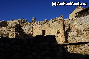 [P51] În dreapta este Turnul Pentagonal iar spre stânga se văd ruine ale fostelor case de locuit.  » foto by Utube
 - 
<span class="allrVoted glyphicon glyphicon-heart hidden" id="av395102"></span>
<a class="m-l-10 hidden" id="sv395102" onclick="voting_Foto_DelVot(,395102,3588)" role="button">șterge vot <span class="glyphicon glyphicon-remove"></span></a>
<a id="v9395102" class=" c-red"  onclick="voting_Foto_SetVot(395102)" role="button"><span class="glyphicon glyphicon-heart-empty"></span> <b>LIKE</b> = Votează poza</a> <img class="hidden"  id="f395102W9" src="/imagini/loader.gif" border="0" /><span class="AjErrMes hidden" id="e395102ErM"></span>