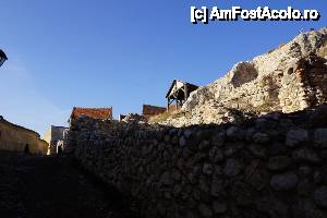 [P52] Pe drumul spre curtea cetății. În dreapta, după zid, erau odată casele de locuit.  » foto by Utube
 - 
<span class="allrVoted glyphicon glyphicon-heart hidden" id="av395103"></span>
<a class="m-l-10 hidden" id="sv395103" onclick="voting_Foto_DelVot(,395103,3588)" role="button">șterge vot <span class="glyphicon glyphicon-remove"></span></a>
<a id="v9395103" class=" c-red"  onclick="voting_Foto_SetVot(395103)" role="button"><span class="glyphicon glyphicon-heart-empty"></span> <b>LIKE</b> = Votează poza</a> <img class="hidden"  id="f395103W9" src="/imagini/loader.gif" border="0" /><span class="AjErrMes hidden" id="e395103ErM"></span>