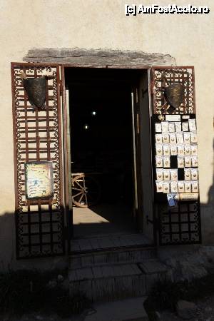 [P57] Unul din magazinele de suveniruri. Aici se confecționează obiecte unicat.  » foto by Utube
 - 
<span class="allrVoted glyphicon glyphicon-heart hidden" id="av395108"></span>
<a class="m-l-10 hidden" id="sv395108" onclick="voting_Foto_DelVot(,395108,3588)" role="button">șterge vot <span class="glyphicon glyphicon-remove"></span></a>
<a id="v9395108" class=" c-red"  onclick="voting_Foto_SetVot(395108)" role="button"><span class="glyphicon glyphicon-heart-empty"></span> <b>LIKE</b> = Votează poza</a> <img class="hidden"  id="f395108W9" src="/imagini/loader.gif" border="0" /><span class="AjErrMes hidden" id="e395108ErM"></span>