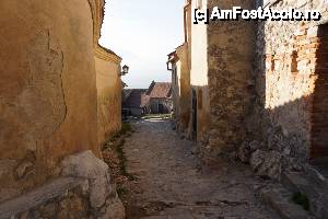 [P59] Drumul continuă spre curtea interioară a cetății, denumită și Târgul Dintre Zidurile Cetăţii.  » foto by Utube
 - 
<span class="allrVoted glyphicon glyphicon-heart hidden" id="av395110"></span>
<a class="m-l-10 hidden" id="sv395110" onclick="voting_Foto_DelVot(,395110,3588)" role="button">șterge vot <span class="glyphicon glyphicon-remove"></span></a>
<a id="v9395110" class=" c-red"  onclick="voting_Foto_SetVot(395110)" role="button"><span class="glyphicon glyphicon-heart-empty"></span> <b>LIKE</b> = Votează poza</a> <img class="hidden"  id="f395110W9" src="/imagini/loader.gif" border="0" /><span class="AjErrMes hidden" id="e395110ErM"></span>